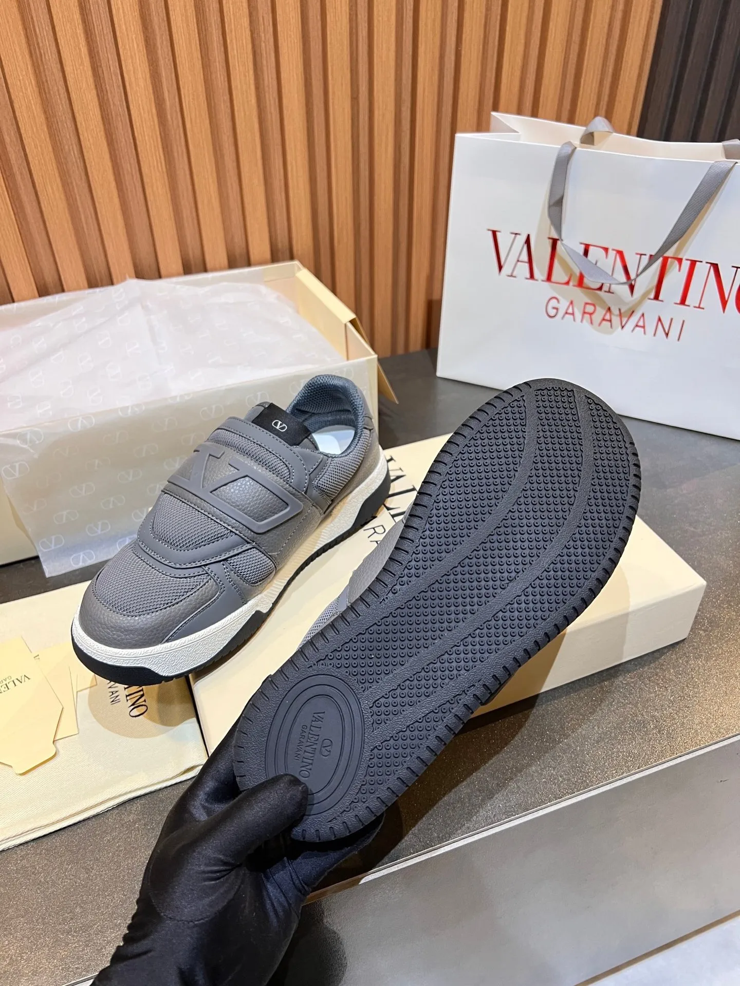Men's men's shoes 💰760 VLTN Valentin 𝑶𝒏𝒆𝑺𝒕𝒖𝒅 Couple's sneaker series Valentino 2025 new couple's sneakers are on sale. The original ZP purchased and disassembled. Repeated pattern making and modification. The strength must be restored one to one! Top luxury masterpiece Velcro design Soft and comfortable imported calfskin 🧧brings excellent and elegant texture and excellent on-foot comfort Top purchasing version upper: imported calfskin surface/original oil edge craftsmanship Inner: water-dyed cowhide lining Outsole: original development 𝐓𝐏𝐔 two-color combination outsole Packaging: original configuration complete package Code number: 35-46 (45 46 customized)